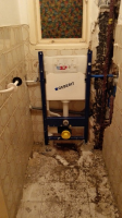 Beépített WC tartály létesítése belvárosi téglaépületben